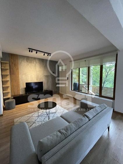 Apartament cu 5 camere semidecomandat, mobilat în Gruia