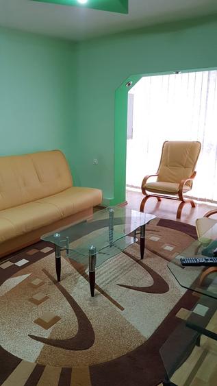 Apartament cu 3 camere semidecomandat în Buziașului