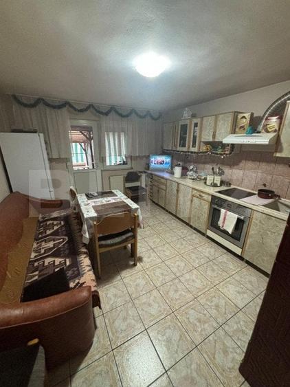 Casă individuală cu 7 camere cu Teren 300 Mp în Cetății