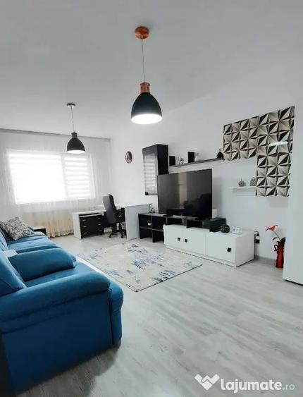 Apartament cu 2 camere decomandat în Tractorul