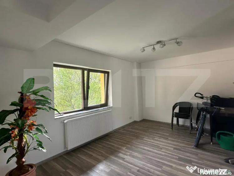 Casă cu 7 camere cu Canalizare în Central