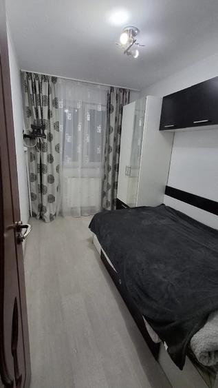 Apartament cu 3 camere semidecomandat în Micro 6