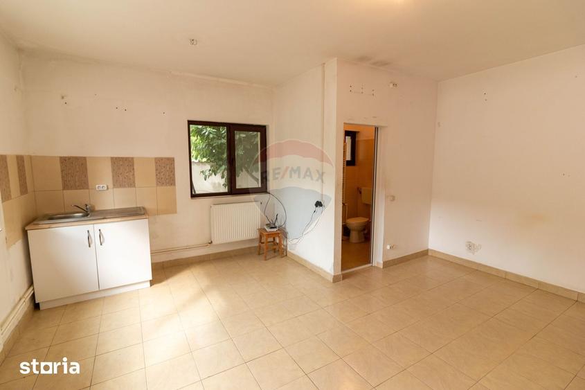 Casă cu 9 camere cu Teren 400 Mp în Central