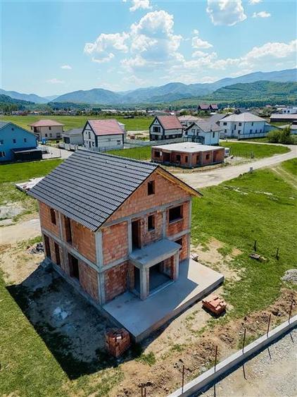 Casă cu 5 camere cu Teren 400 Mp în Periferie