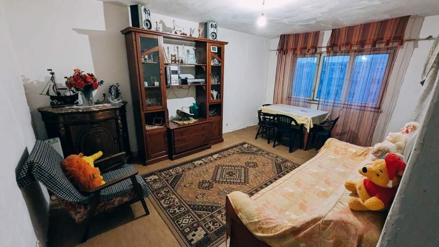 Apartament cu 3 camere semidecomandat în Central