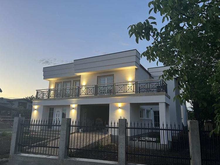 Casă cu 4 camere cu Teren 490 Mp în Central