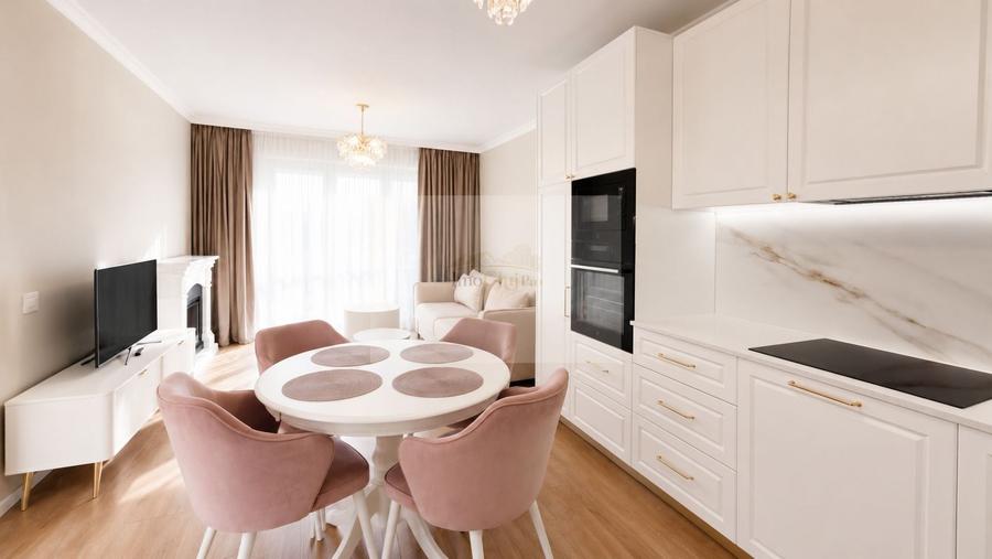 Apartament cu 3 camere semidecomandat, mobilat în Semicentral