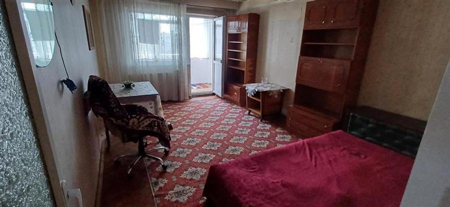 Apartament cu 3 camere decomandat, mobilat în Alexandru cel Bun
