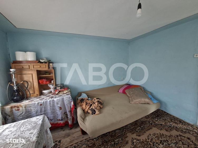 Casă cu 2 camere nedecomandat cu Teren 580 Mp în Axente Sever