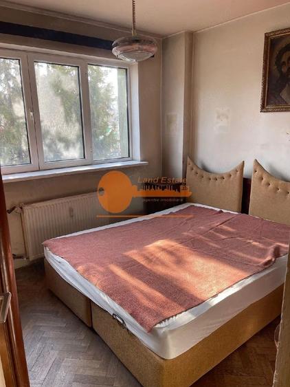 Apartament cu 3 camere semidecomandat, mobilat în P-ța Victoriei