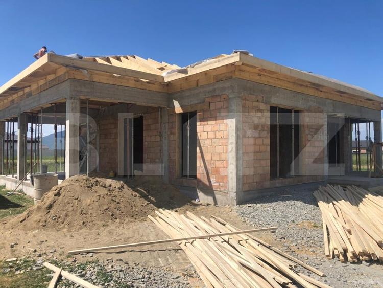 Casă individuală cu 3 camere cu Garaj în Cristian