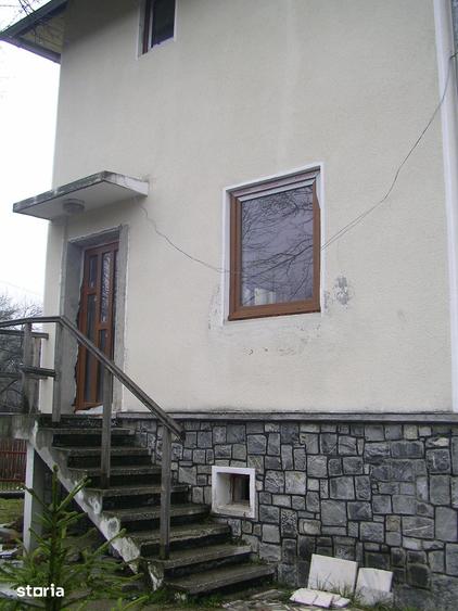 Casă cu 6 camere cu Teren 522 Mp în Central
