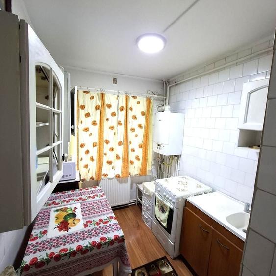 Apartament cu 3 camere semidecomandat în Gară