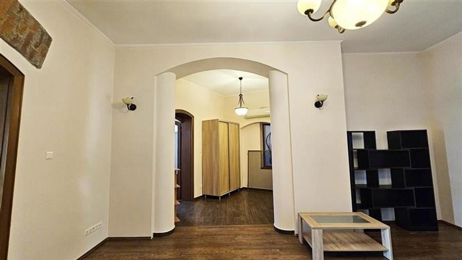 Apartament cu 3 camere semidecomandat, mobilat în Central