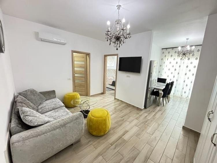 Apartament cu 3 camere decomandat în Exterior Vest