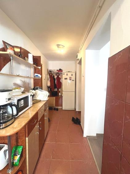 Apartament cu 3 camere semidecomandat, mobilat în Exterior Nord