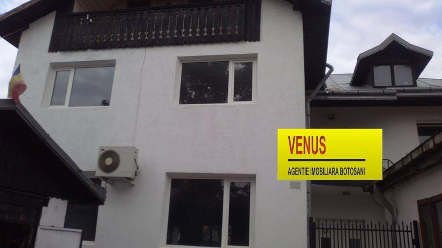 Casă individuală cu 10 camere cu Teren 500 Mp în Central