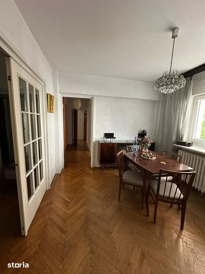 Apartament cu 4 camere decomandat în Victoriei