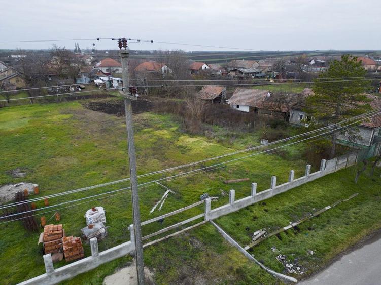Teren de 1432 mp, în Peregu Mic