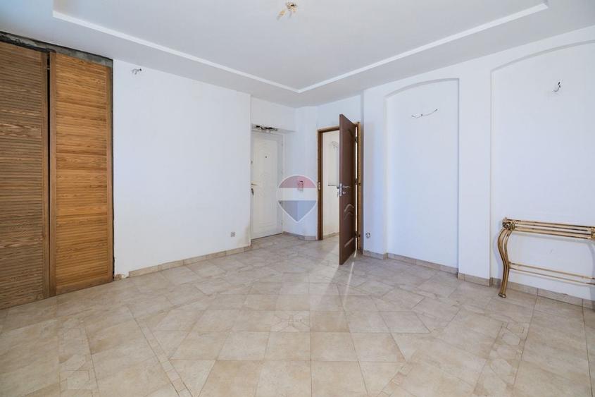 Casă individuală cu 6 camere cu Teren 3115 Mp în Sânpetru