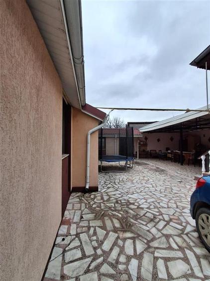 Casă individuală cu 7 camere cu Canalizare în Central
