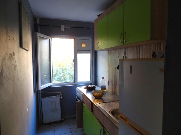 Apartament cu 3 camere nedecomandat în Km 4-5