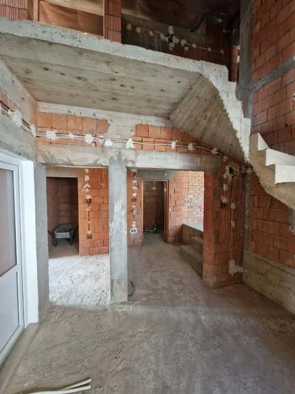 Casă individuală cu 7 camere cu Canalizare în Calea Urseni