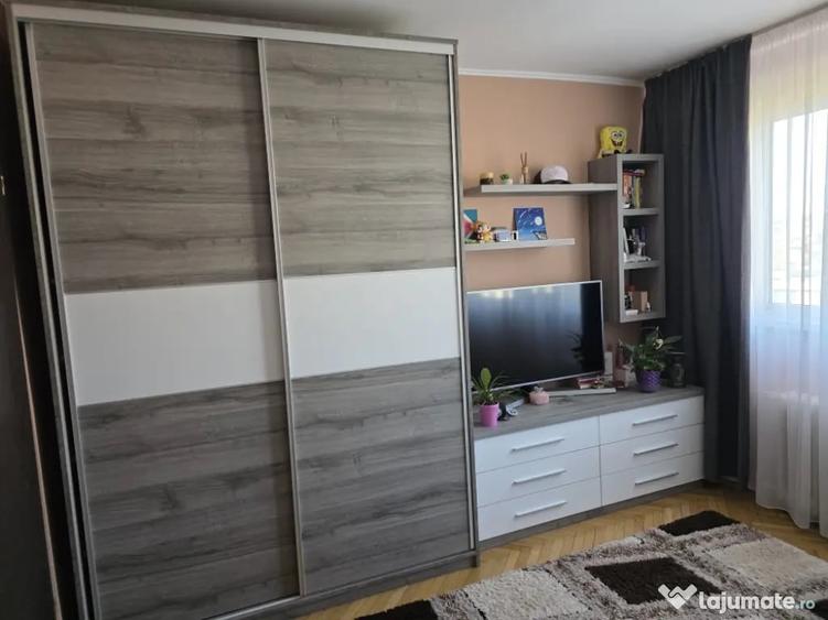 Apartament cu 3 camere decomandat în Rogerius
