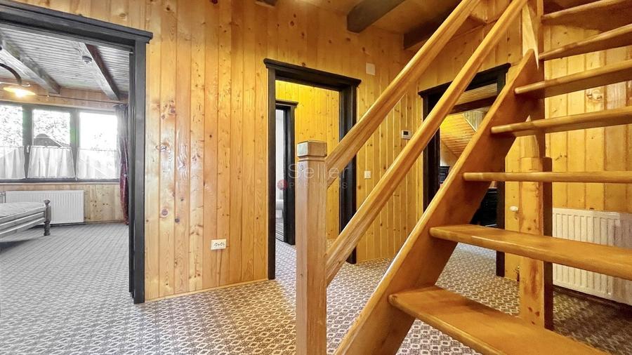 Casă individuală cu 11 camere cu Canalizare în Poiana Mărului
