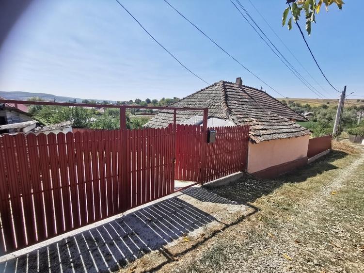 Casă individuală cu 2 camere cu Teren 700 Mp în Dumești