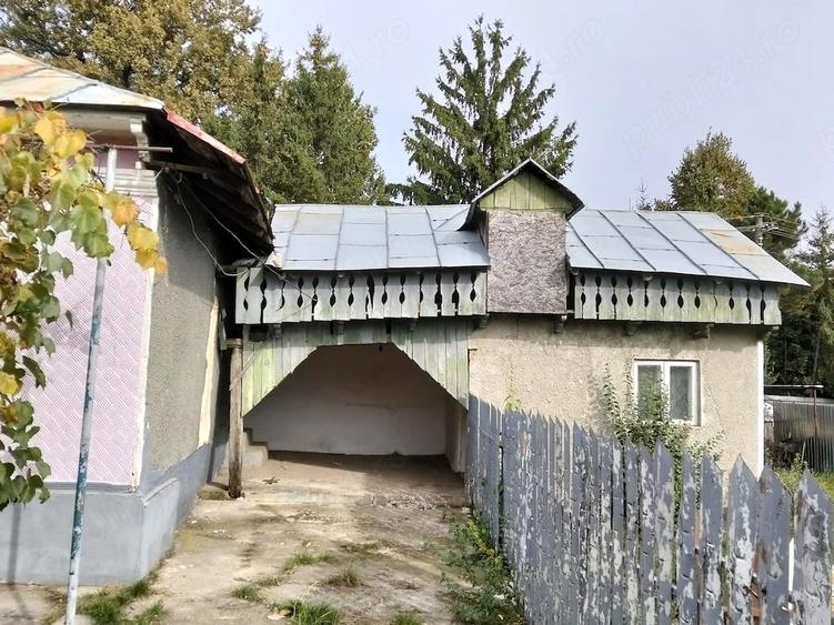 Casă cu 5 camere cu Teren 2700 Mp în Dochia