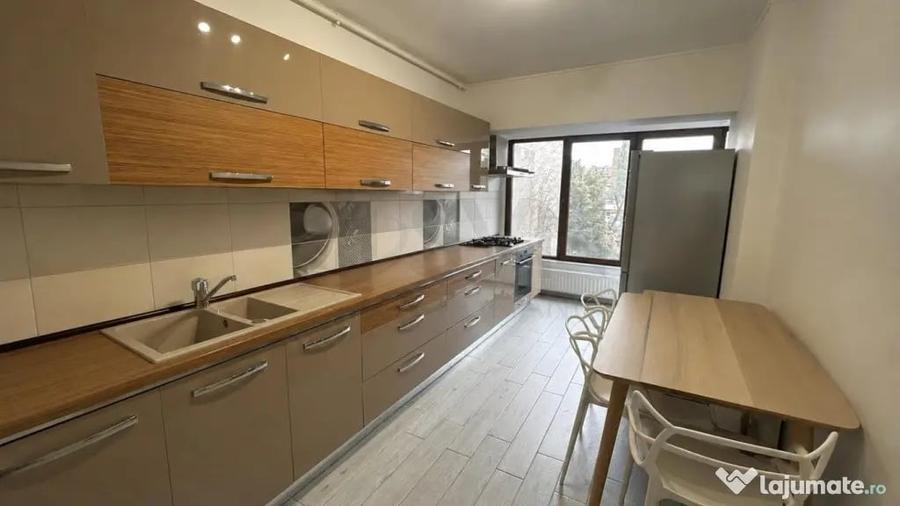 Apartament cu 3 camere decomandat în Jiului