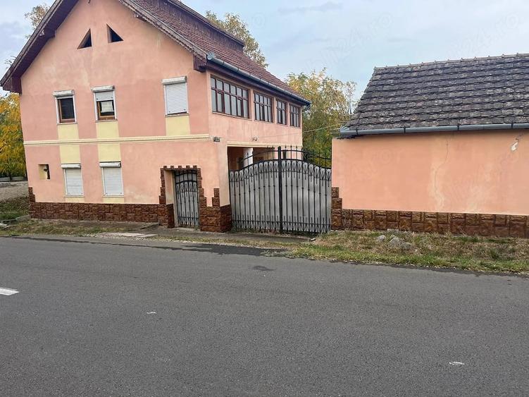 Casă cu Teren 2000 Mp în Răhău