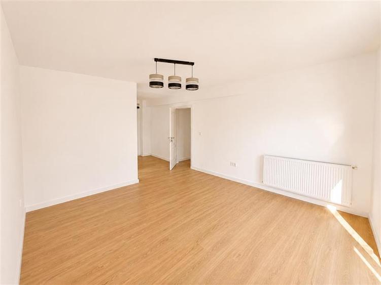 Apartament cu 4 camere semidecomandat, mobilat în Dâmbul Rotund