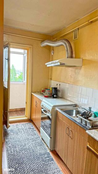 Apartament cu 3 camere decomandat în Craiovița Nouă