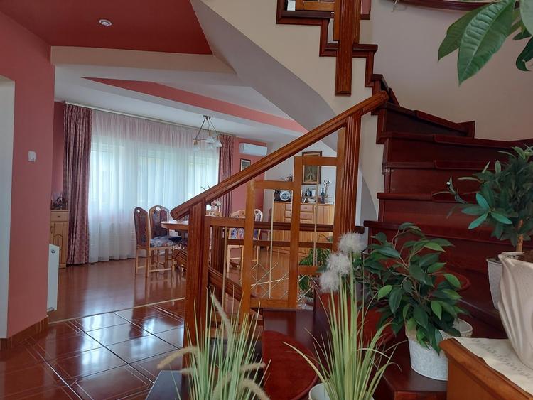Casă cu 9 camere cu Canalizare în Dealuri Oradea