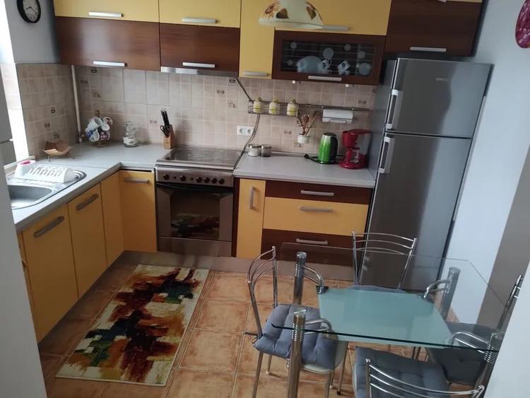 Apartament cu 3 camere decomandat în Bartolomeu