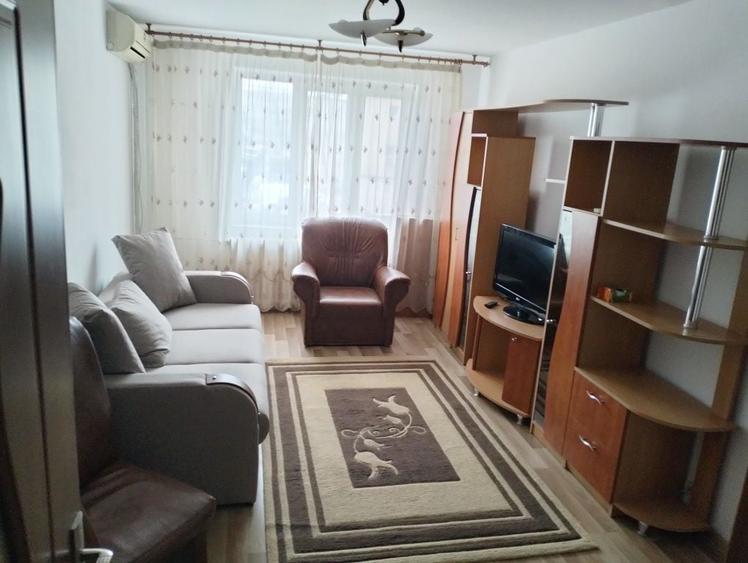 Apartament cu 3 camere semidecomandat în Rahova