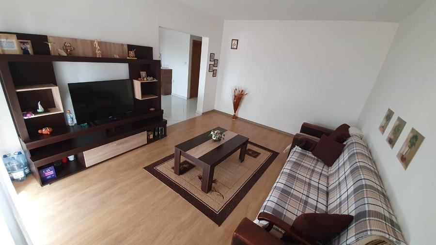 Apartament cu 3 camere decomandat în Cazasu