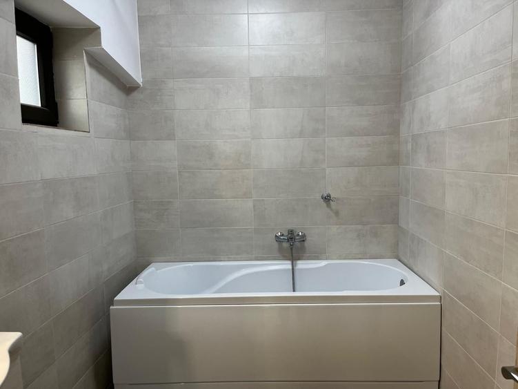 Apartament cu 3 camere decomandat în Palazu Mare