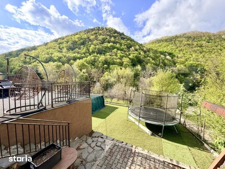 Casă cu 6 camere cu Teren 3000 Mp în Sălciua