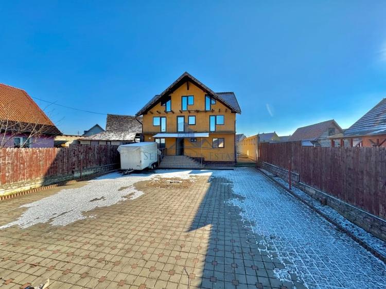 Casă individuală cu 12 camere cu Teren 568 Mp în Cristian