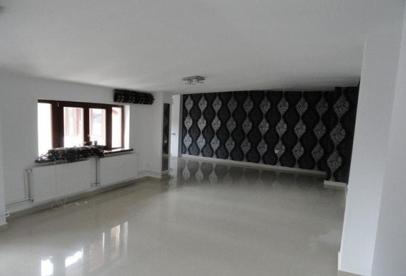 Casă individuală cu 8 camere cu Canalizare în Central