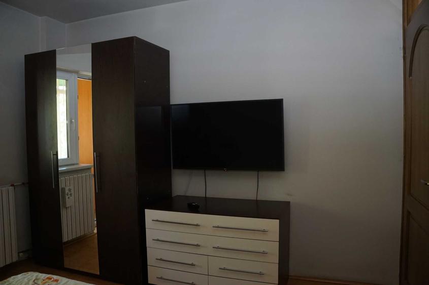 Apartament cu 4 camere decomandat în Rovine