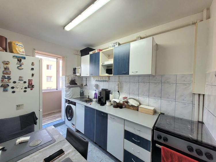 Apartament cu 3 camere decomandat în Florilor