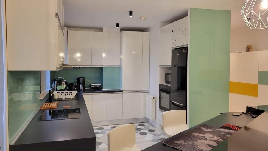 Apartament cu 3 camere decomandat, mobilat în Central