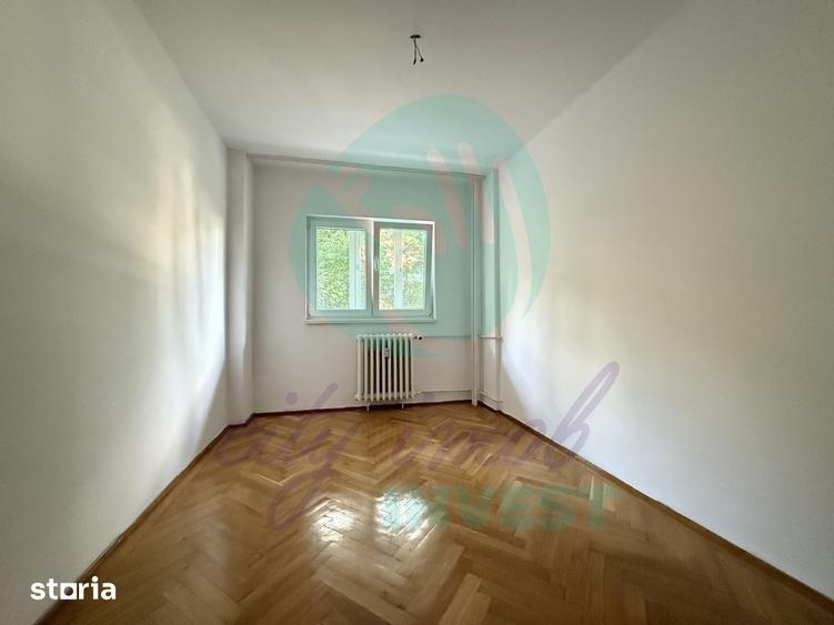 Apartament cu 3 camere semidecomandat în Moșilor
