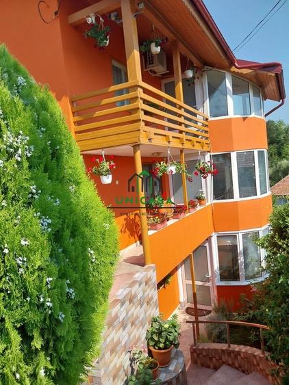 Casă individuală cu 8 camere cu Canalizare în Cetățuia