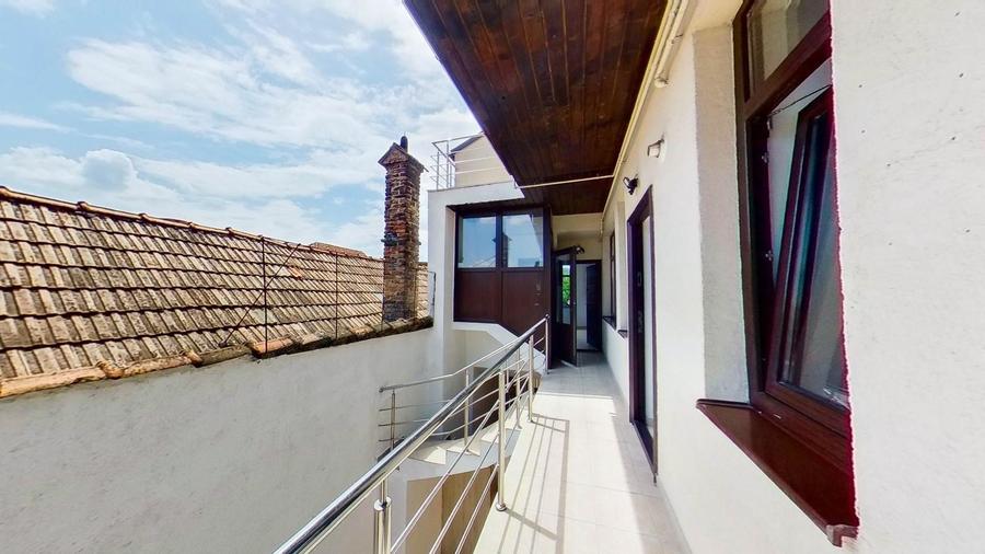 Casă individuală cu 10 camere cu Canalizare în Blumăna