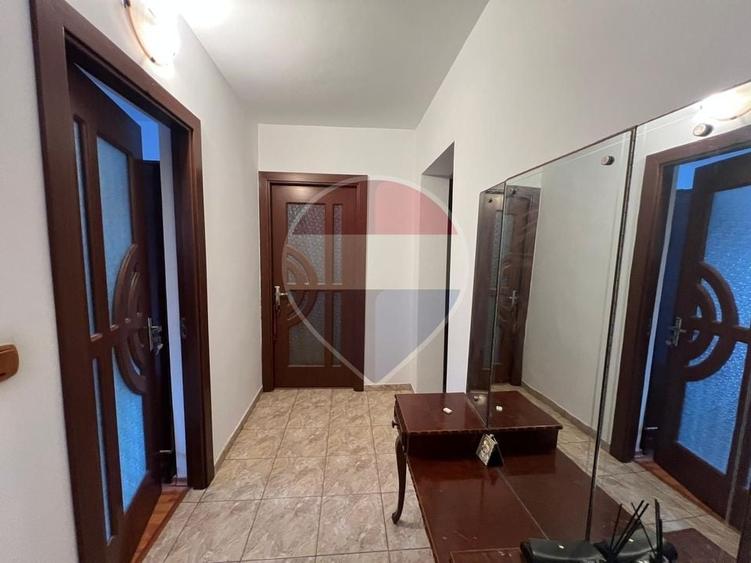 Apartament cu 2 camere decomandat, mobilat în Central